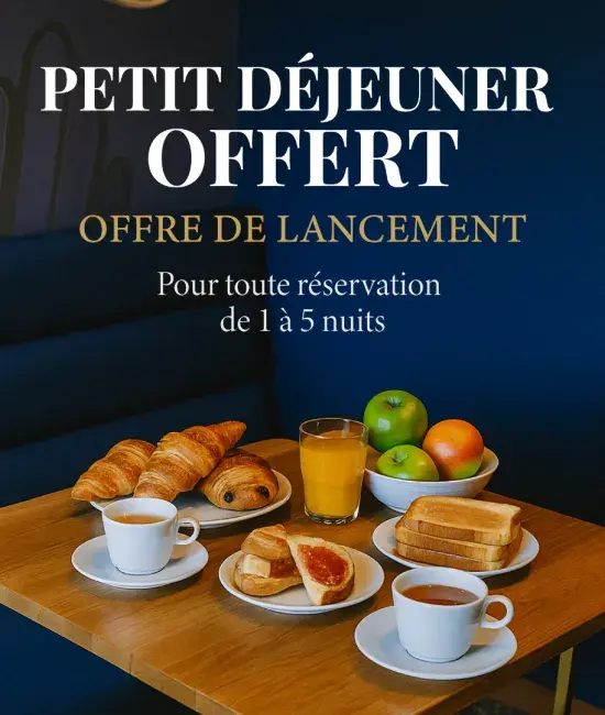 Berceau de la Source Petit déjeuner gourmand servi sur une table en bois élégante dans un décor bleu nuit et doré du Berceau de la Source, avec croissants, pain au chocolat, tartines, jus d’orange, café et fruits frais. Texte “Petit déjeuner offert – Offre de lancement – Pour toute réservation de 1 à 5 nuits”.