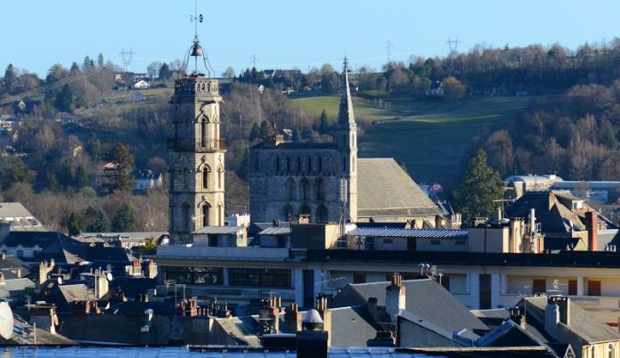 Berceau de la Source tour des Jacobins et église Saint Vincent à Bagnères de Bigorre