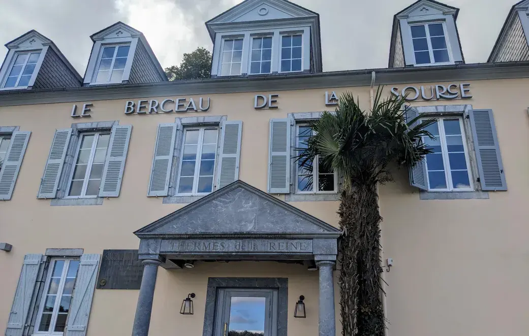  Berceau de la Source La façade du Berceau de la Source